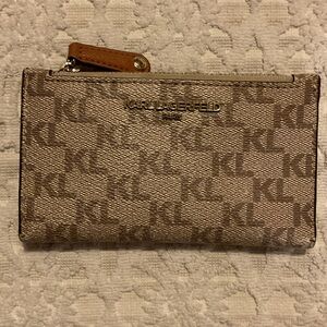 Karl Lagerfeld compact Monogram - 6 cardholder & zipper pocket for change.